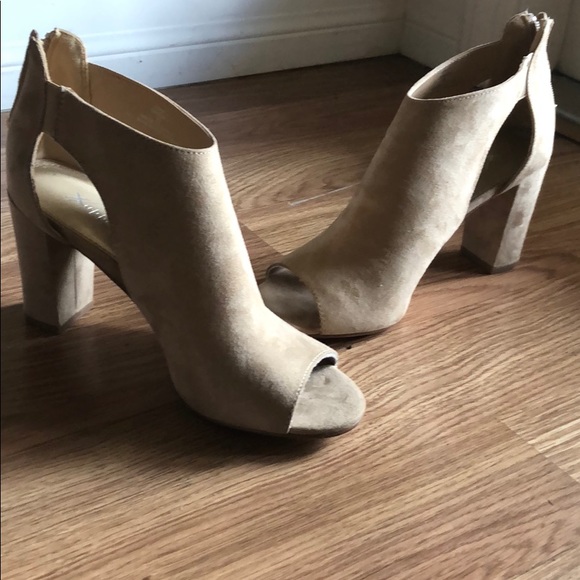 Shoes - Suede tan heel